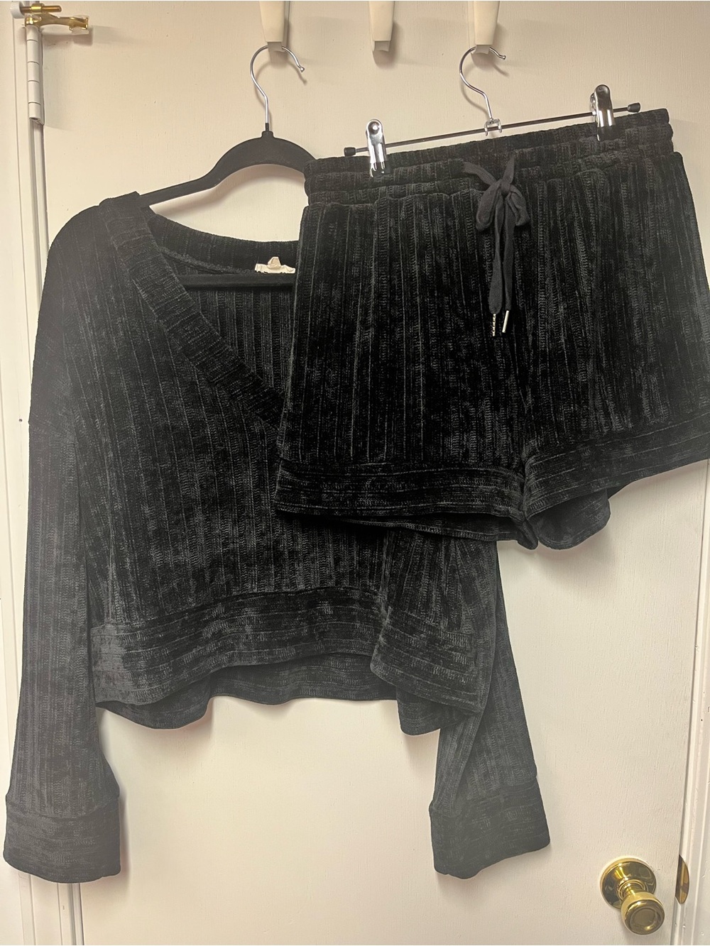 entro Black Ribbed Velvet Lounge set